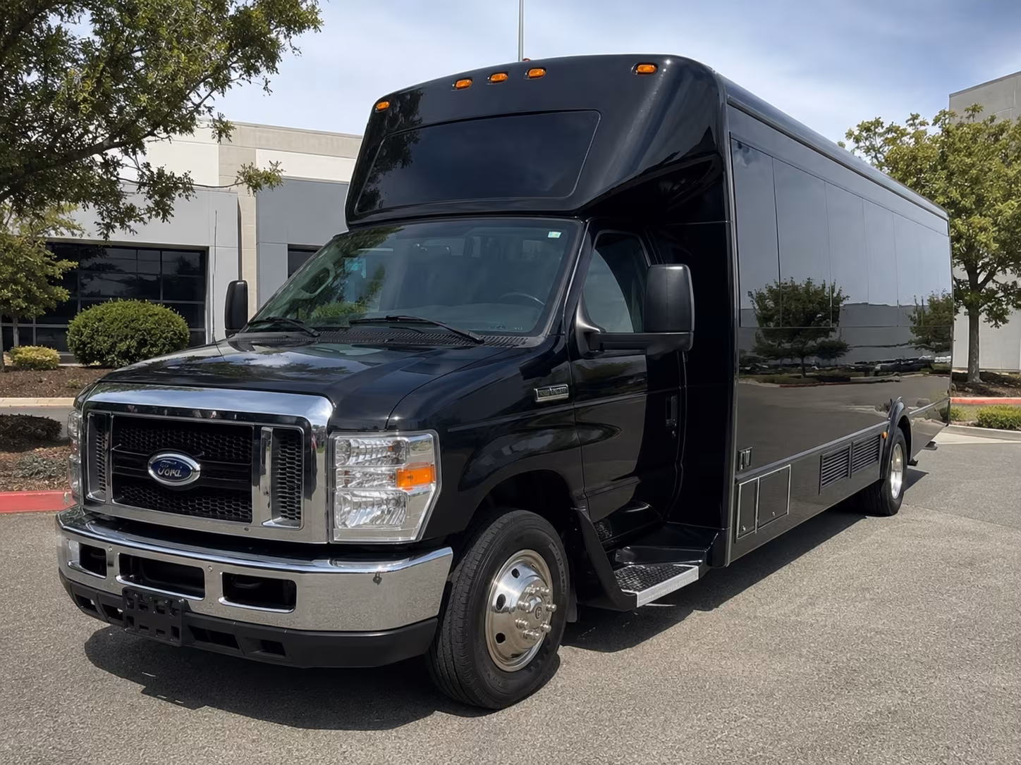 Dallas Winery Tour & Pub Crawl Transportation party bus exterior